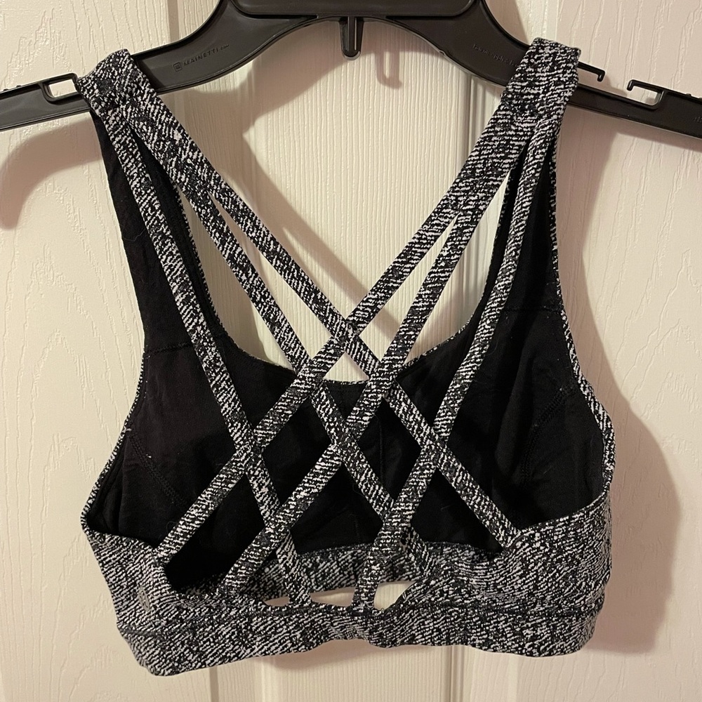 Lululemon sports bra fits 12 yo girl. No tags